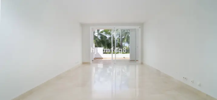 Venta de apartamento en planta media en Nueva Andalucía 3