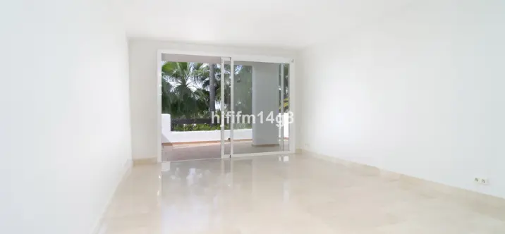 Venta de apartamento en planta media en Nueva Andalucía 4