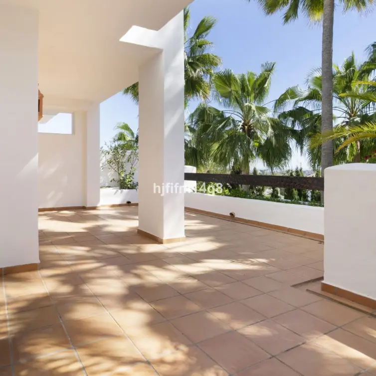 Sale of middle floor apartment in Nueva Andalucía