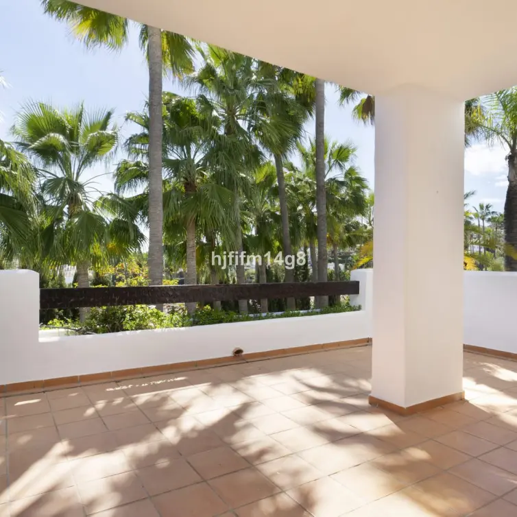 Sale of middle floor apartment in Nueva Andalucía