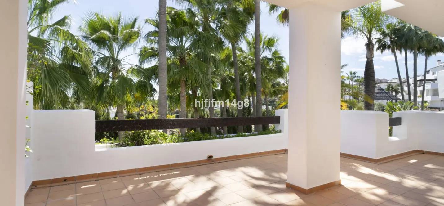 Sale of middle floor apartment in Nueva Andalucía 1