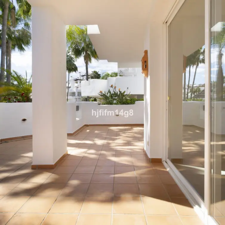 Sale of middle floor apartment in Nueva Andalucía