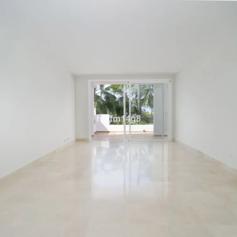 Sale of middle floor apartment in Nueva Andalucía
