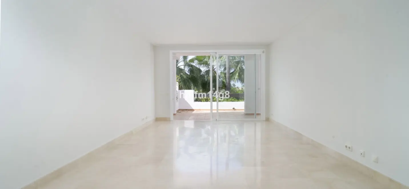 Sale of middle floor apartment in Nueva Andalucía 3