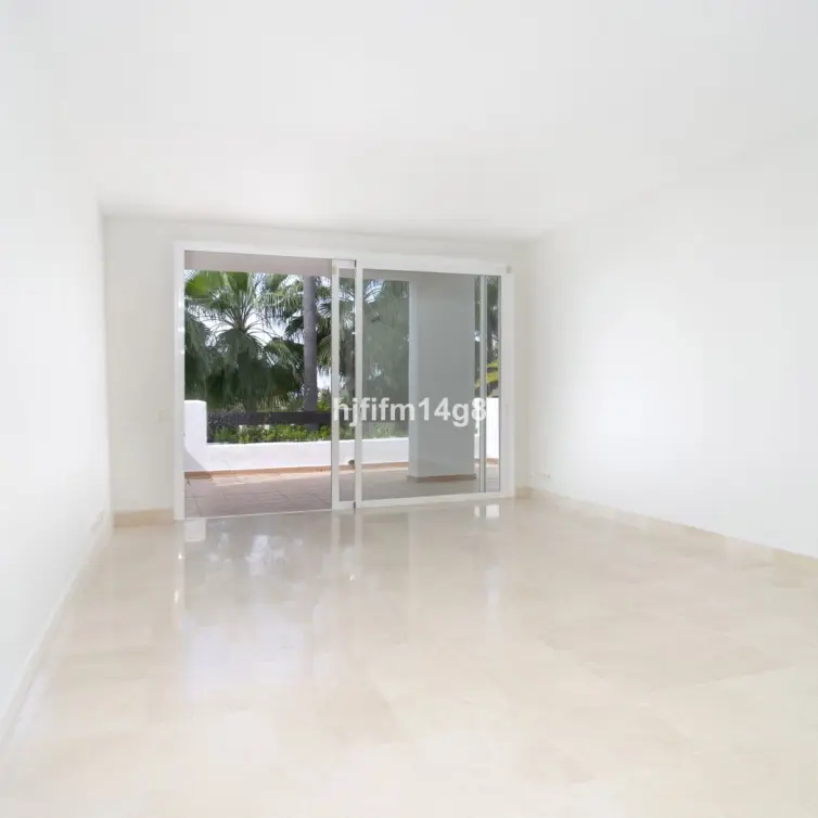Sale of middle floor apartment in Nueva Andalucía