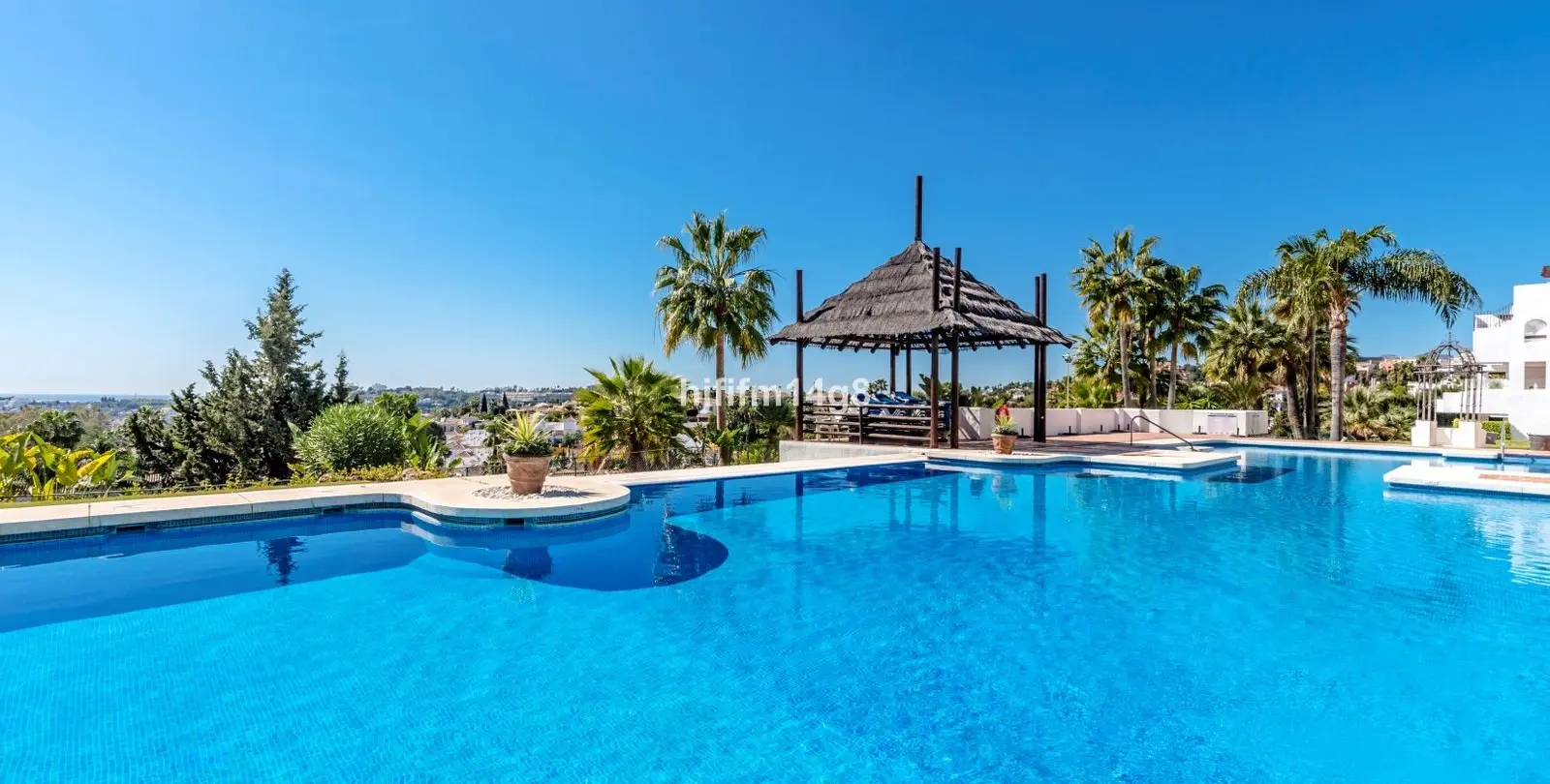 Sale of middle floor apartment in Nueva Andalucía 18