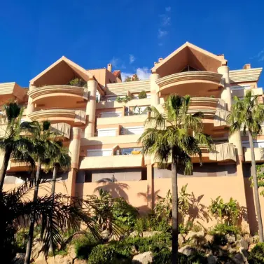 Продажа апартаментов на среднем этаже в Marbella