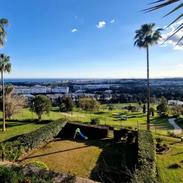 Продажа апартаментов на среднем этаже в Marbella