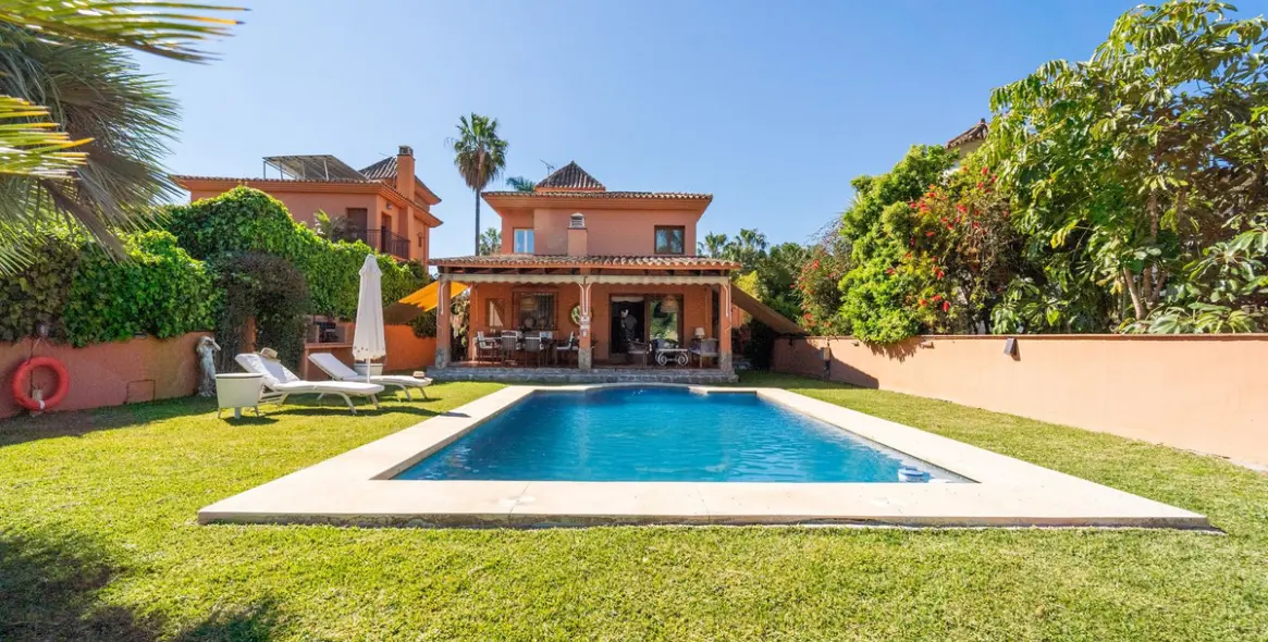 Продажа  отдельно стоящей виллы в Mijas Costa 1