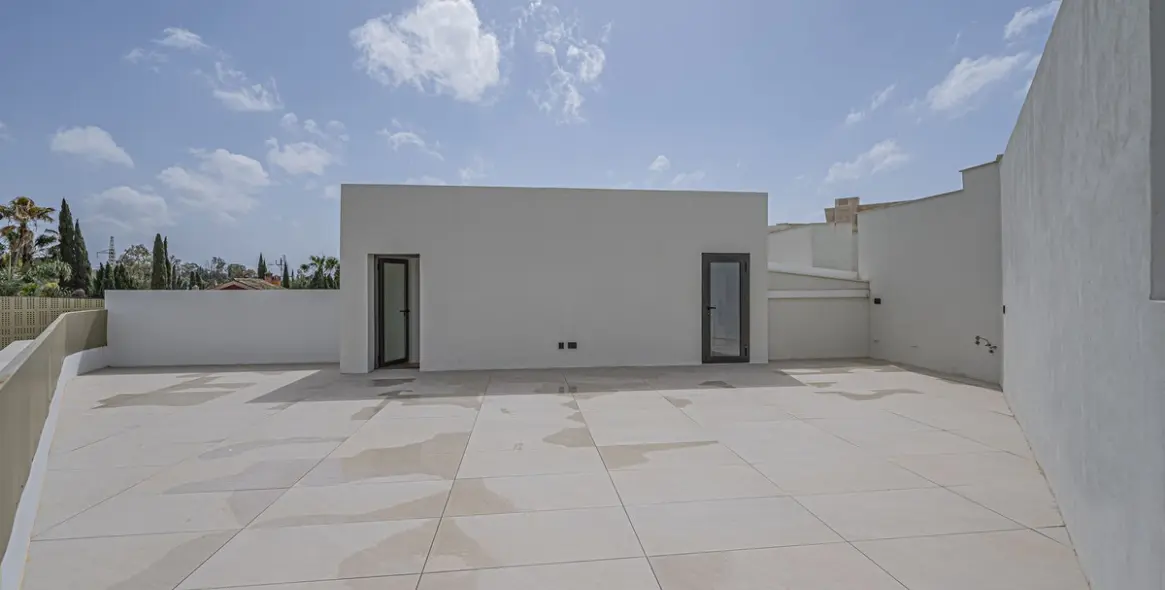 Продажа апартаментов на первом этаже в The Golden Mile 4