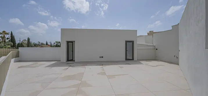 Продажа апартаментов на первом этаже в The Golden Mile 3