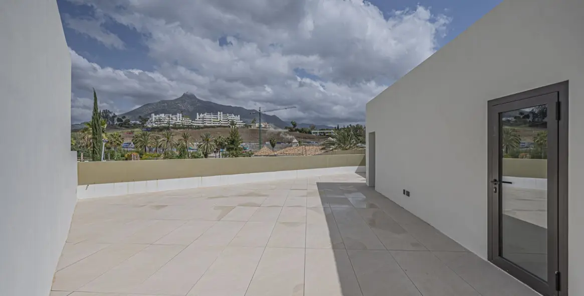 Продажа апартаментов на первом этаже в The Golden Mile 7