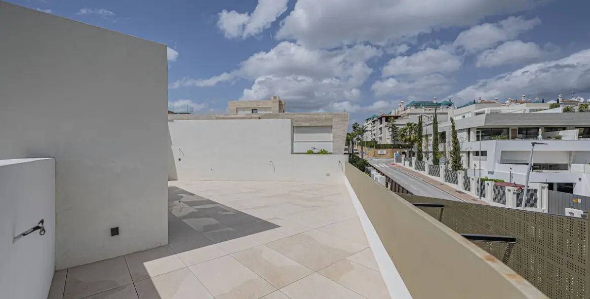 Продажа апартаментов на первом этаже в The Golden Mile 10