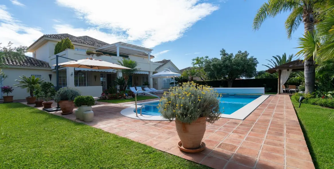 Продажа  отдельно стоящей виллы в Elviria 1