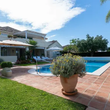 Продажа  отдельно стоящей виллы в Elviria