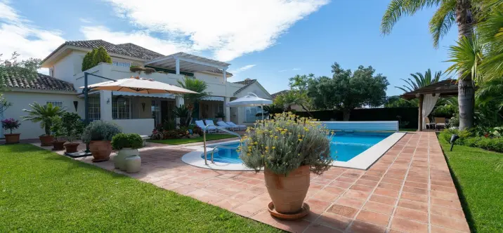 Продажа  отдельно стоящей виллы в Elviria 0