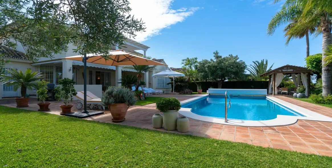 Продажа  отдельно стоящей виллы в Elviria 2