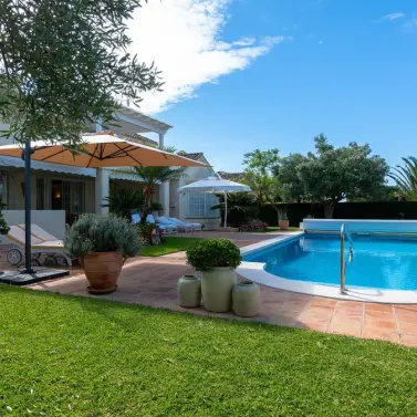 Продажа  отдельно стоящей виллы в Elviria