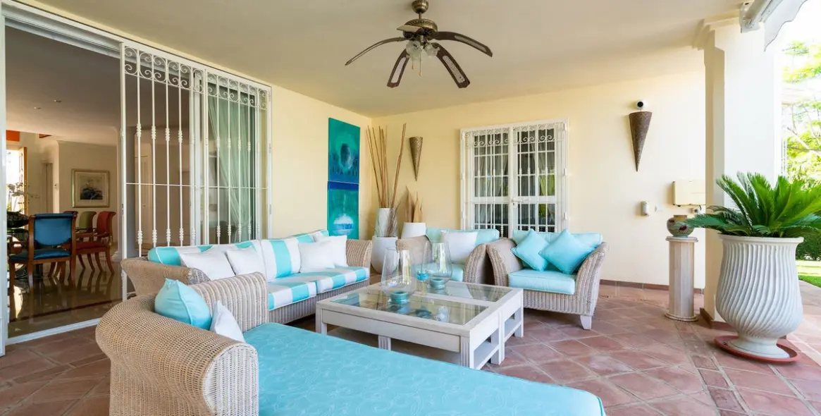 Продажа  отдельно стоящей виллы в Elviria 4