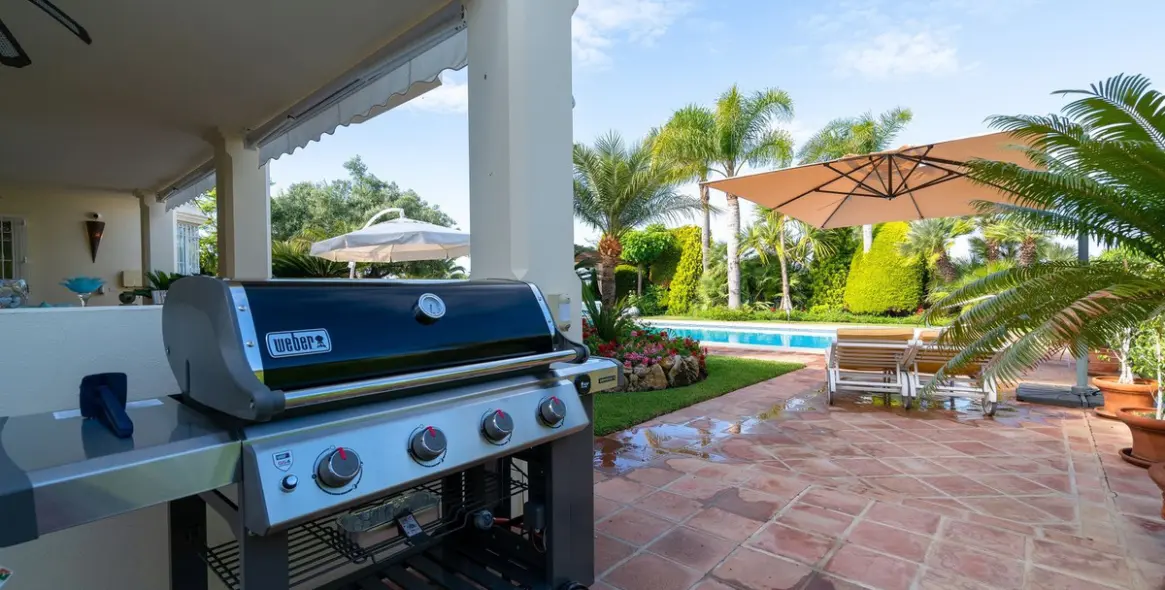 Продажа  отдельно стоящей виллы в Elviria 5