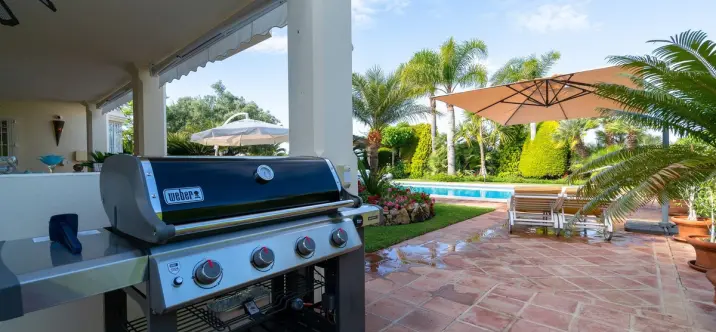 Продажа  отдельно стоящей виллы в Elviria 4