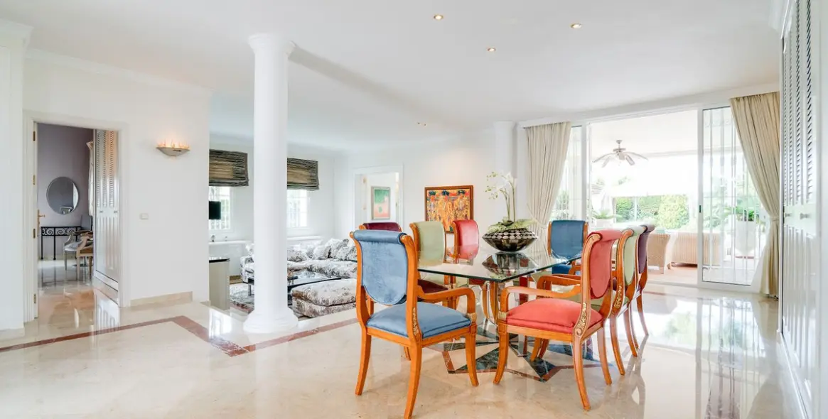 Продажа  отдельно стоящей виллы в Elviria 6