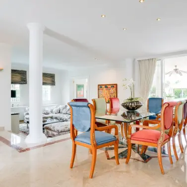 Продажа  отдельно стоящей виллы в Elviria