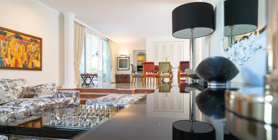 Продажа  отдельно стоящей виллы в Elviria 7