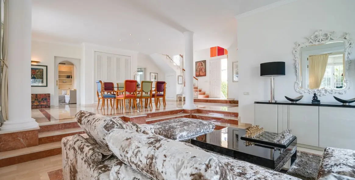 Продажа  отдельно стоящей виллы в Elviria 8