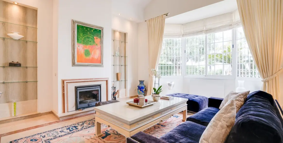 Продажа  отдельно стоящей виллы в Elviria 9