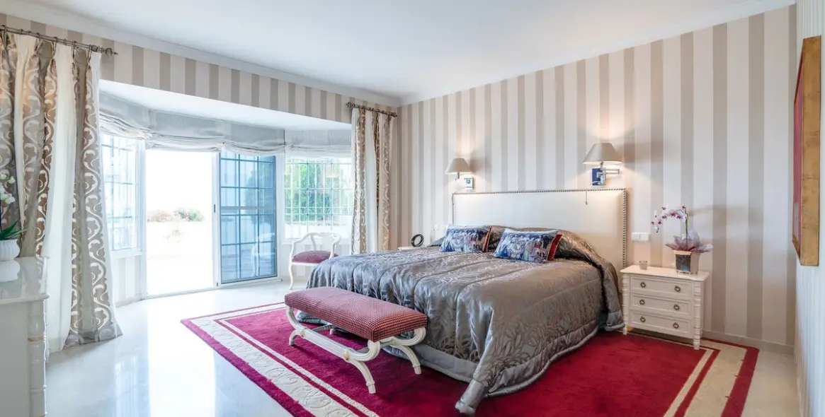 Продажа  отдельно стоящей виллы в Elviria 10