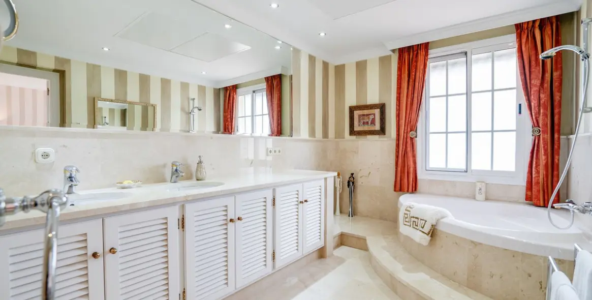 Продажа  отдельно стоящей виллы в Elviria 11