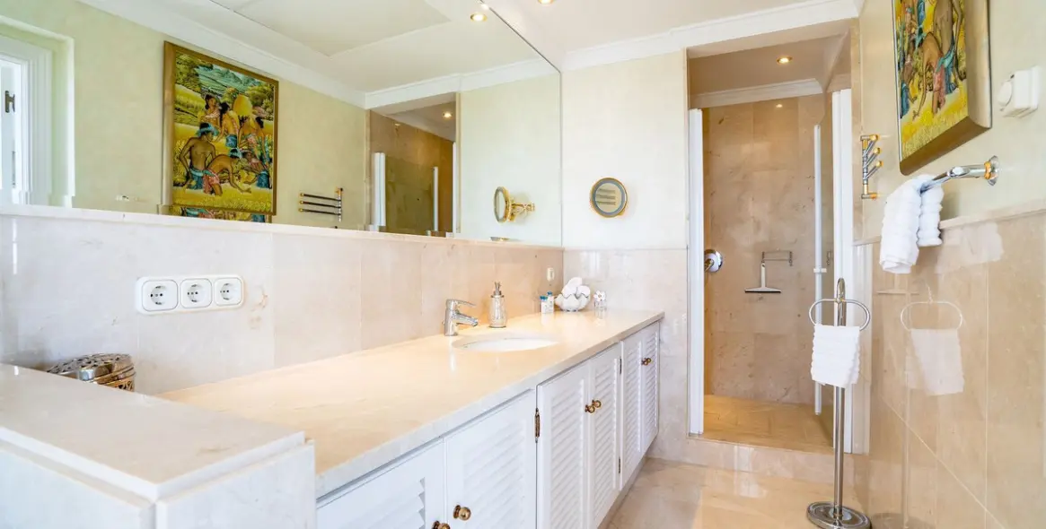 Продажа  отдельно стоящей виллы в Elviria 14