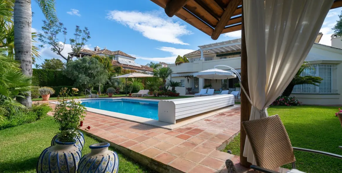 Продажа  отдельно стоящей виллы в Elviria 15