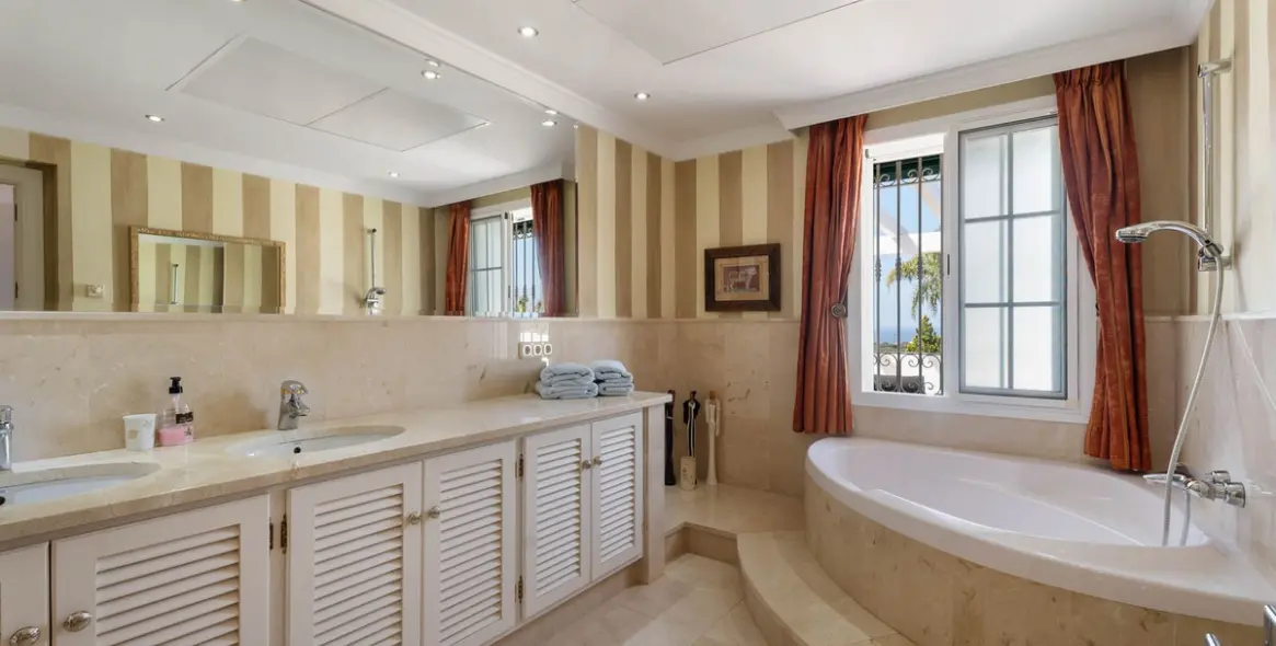 Venta de villa independiente en Elviria 23