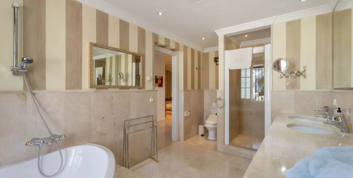 Venta de villa independiente en Elviria 25
