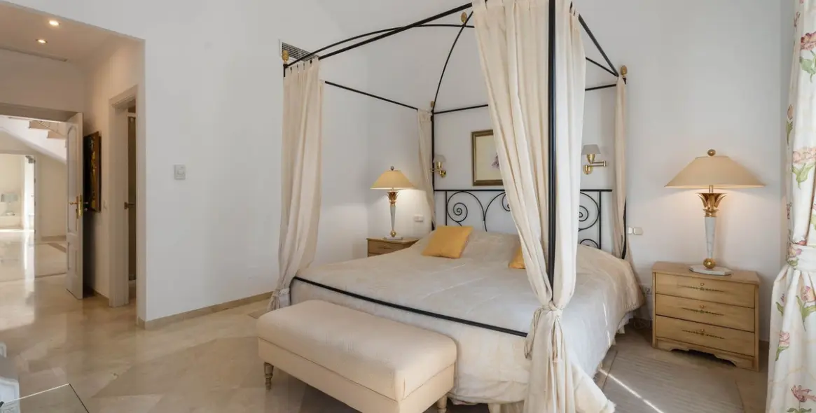 Venta de villa independiente en Elviria 28