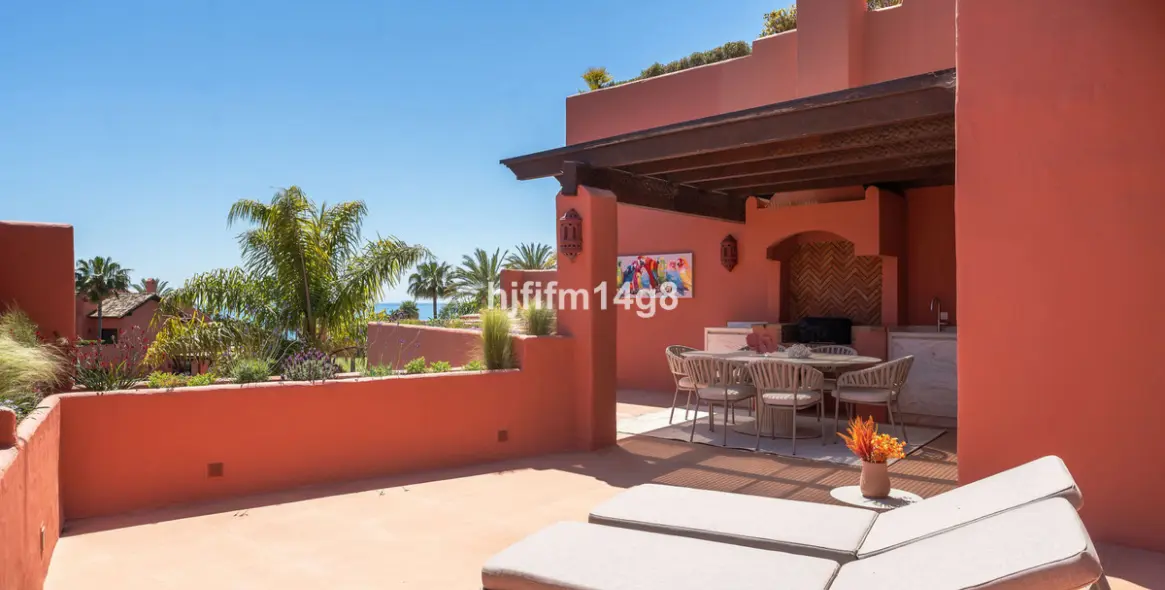 Продажа двухуровневого пентхауса в Estepona 1