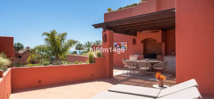 Продажа двухуровневого пентхауса в Estepona 0