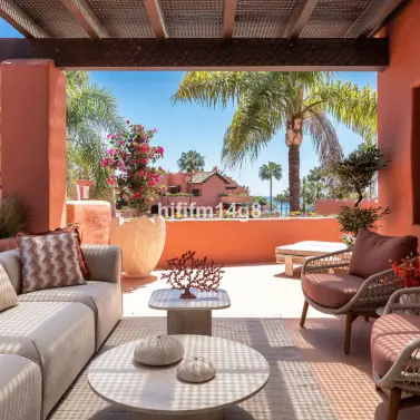 Продажа двухуровневого пентхауса в Estepona