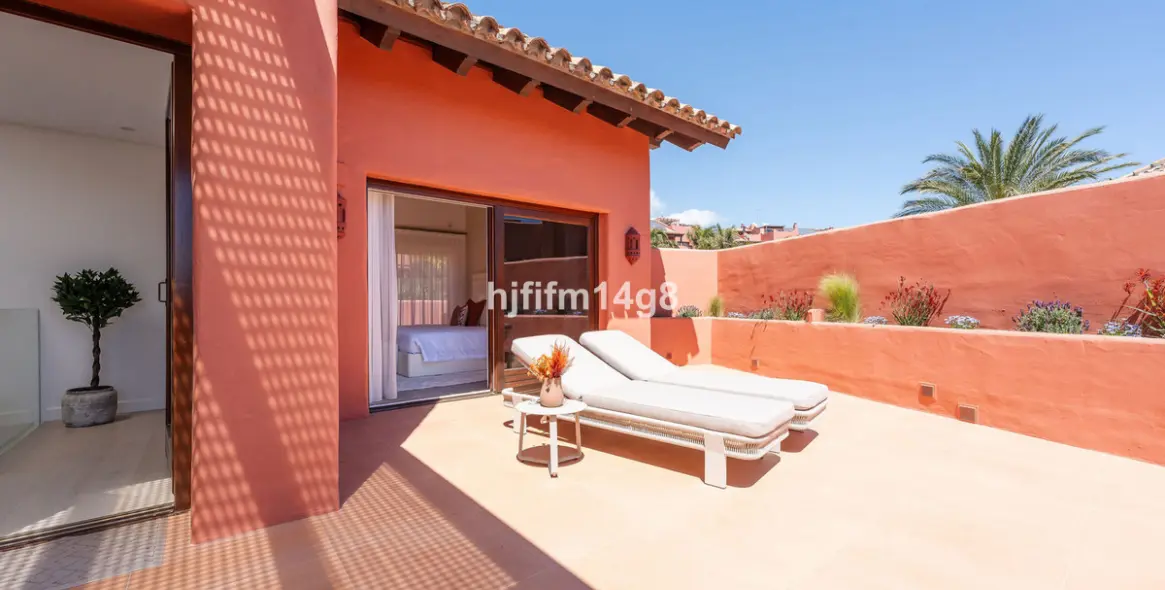 Продажа двухуровневого пентхауса в Estepona 16