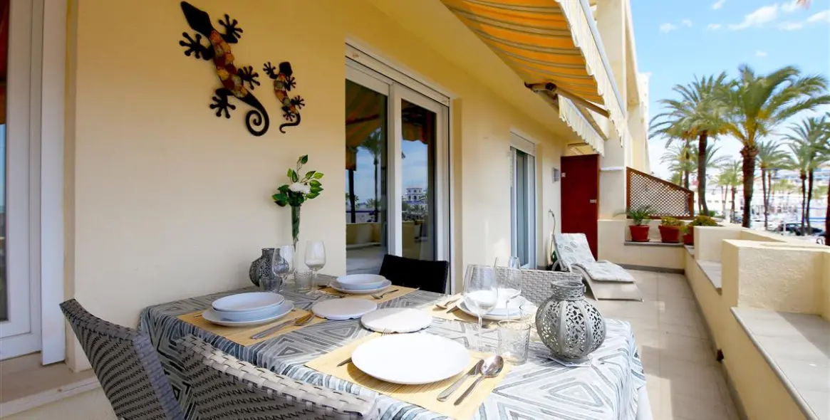 Short-term rent of middle floor apartment in Estepona 1