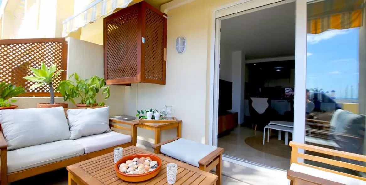Short-term rent of middle floor apartment in Estepona 2