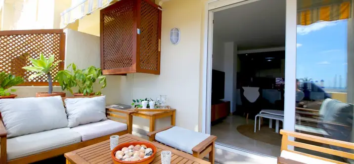 Short-term rent of middle floor apartment in Estepona 1