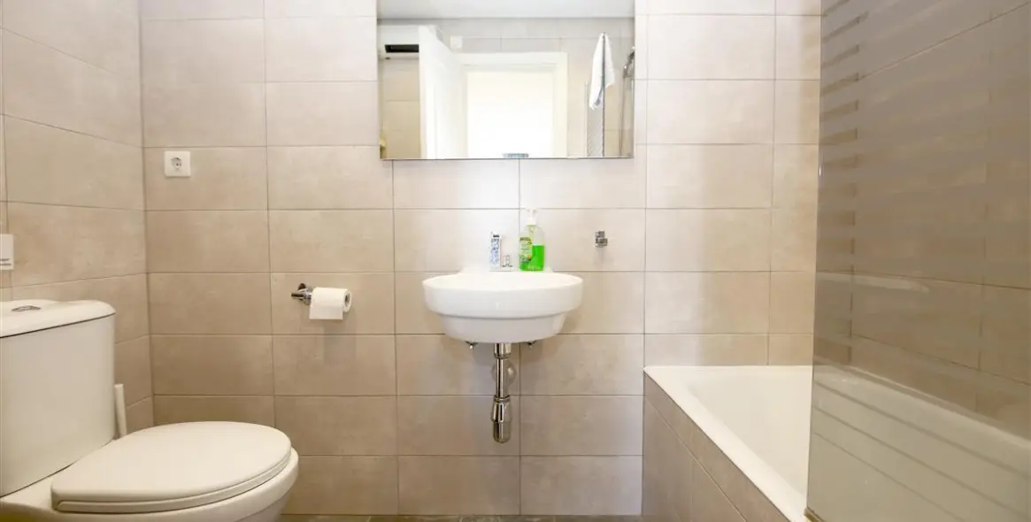 Short-term rent of middle floor apartment in Estepona 7