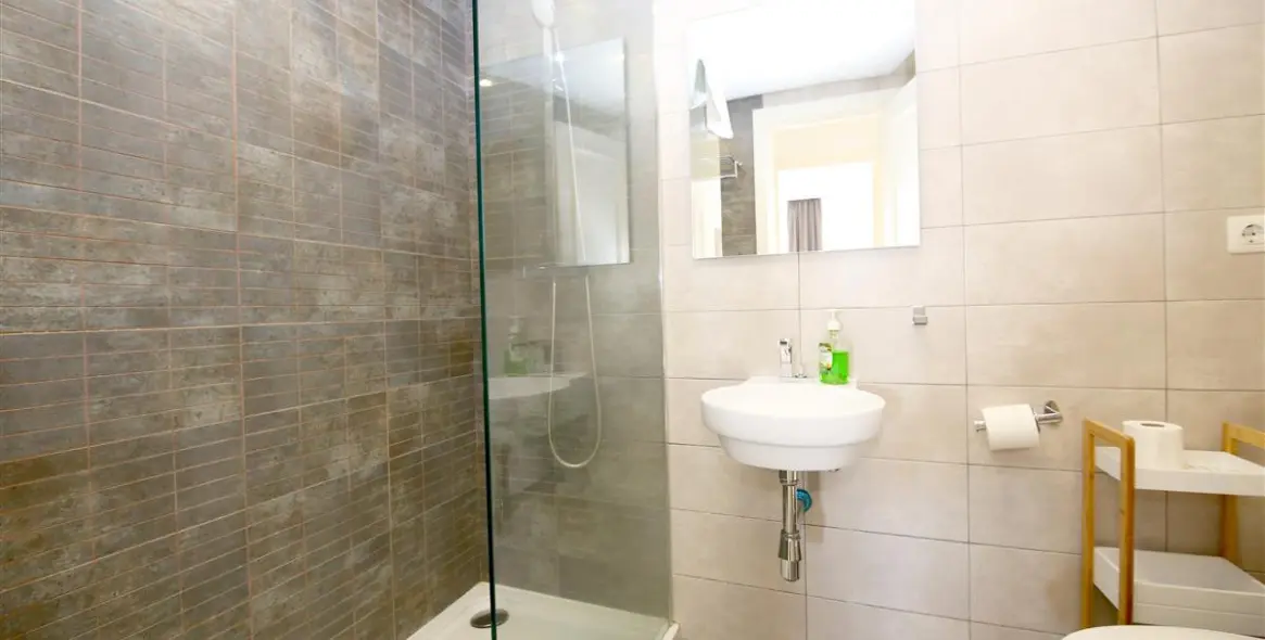 Short-term rent of middle floor apartment in Estepona 10