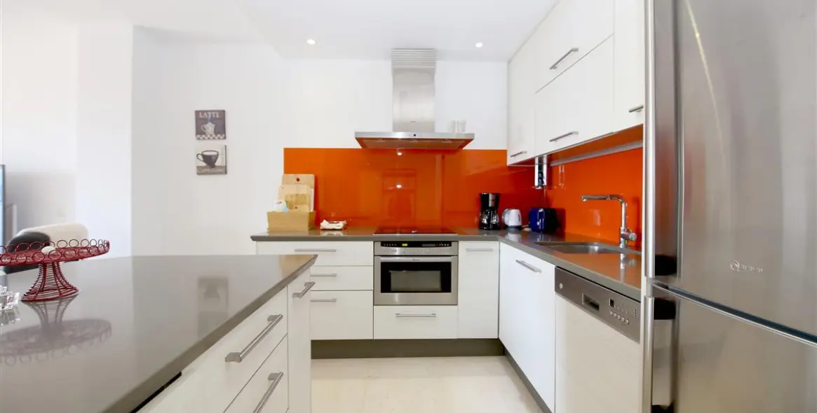 Short-term rent of middle floor apartment in Estepona 11