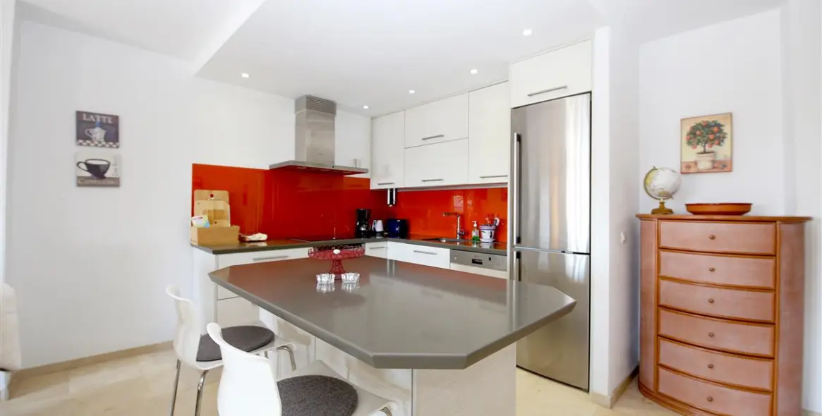 Short-term rent of middle floor apartment in Estepona 12