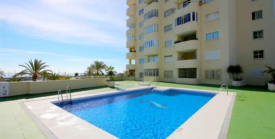 Short-term rent of middle floor apartment in Estepona 21