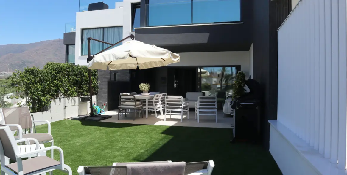 Alquiler a largo plazo de casa pareada en Estepona 1